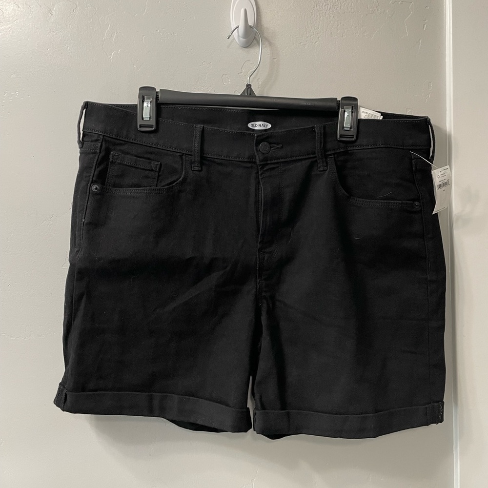 NWT BLACK MIDI SHORTS